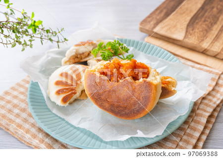 Chinese bun hot sandwich 97069388
