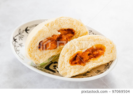 一個厚厚的披薩麵包在盤子里分成兩半 一個厚厚的披薩麵包在盤子里分成兩半 97069504