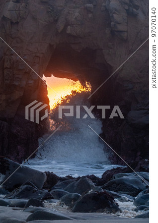 Keyhole arch at Pfeiffer beach 97070140