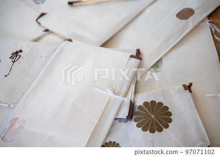 Many kimonos in tato paper 97071102