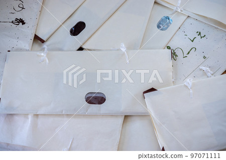 在 tato 紙的許多和服 在 tato 紙的許多和服 97071111