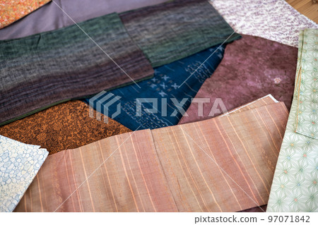 很多從日本舞蹈中取出的和服放在地板上 很多從日本舞蹈中取出的和服放在地板上 97071842