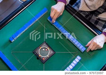 打麻將的資深女性 打麻將的資深女性 97072097