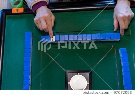 Senior female playing mahjong 97072098