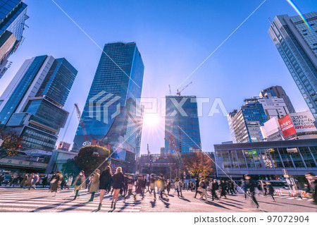 日本東京城市景觀 12 月繁忙的早晨，澀谷站前的風景。冬日低垂的陽光投下長長的影子……電暈災難…… 97072904