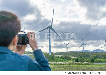 風力發電廠布引式高原拍照的男人 風力發電廠布引式高原拍照的男人 97072975