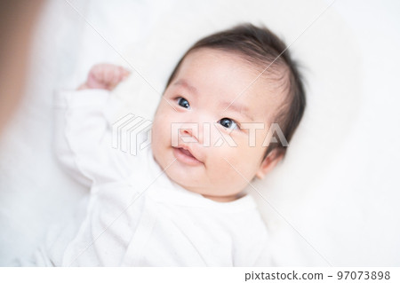 一個2個月大的嬰兒，被爸爸盯著看，回頭微笑 97073898