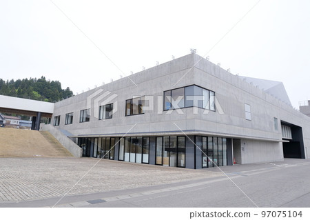 Complex facility building with excellent design (Echigo-Tsumari Cultural Hall “Danjuro” Tokamachi City, Niigata Prefecture) 97075104