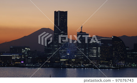 Evening view of Yokohama Minato Mirai district and Mt. 97076743