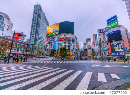 日本東京城市景觀 輸掉世界杯后澀谷的一個安靜的早晨。世界杯對陣克羅地亞，日本在點球大戰中失利=第6 97077903