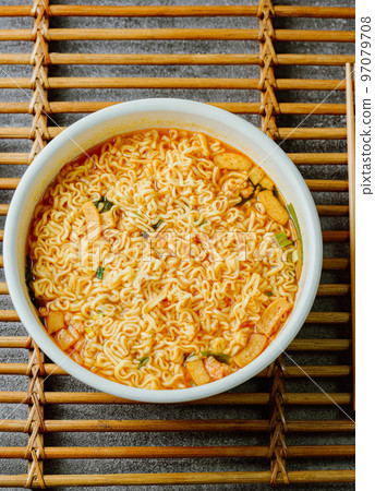 白碗里香辣可口的韓國方便麵 97079708