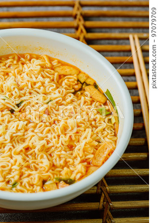 白碗里香辣可口的韓國方便麵 97079709