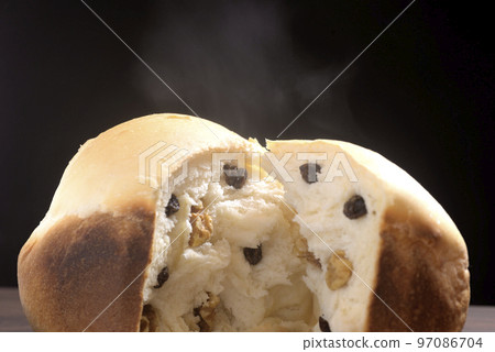 新鮮出爐的葡萄乾核桃麵包 97086704