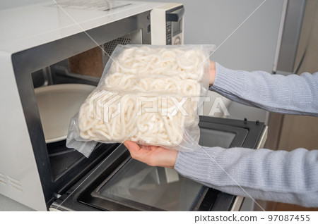 Thaw frozen udon in the microwave 97087455