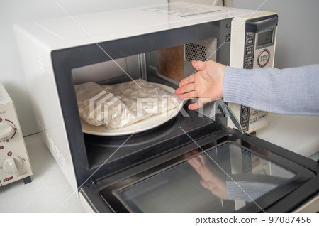 Thaw frozen udon in the microwave 97087456