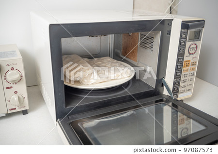 Thaw frozen udon in the microwave 97087573
