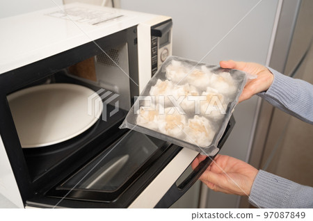 Reheat the frozen siomai in the microwave Reheat the frozen siomai in the microwave 97087849