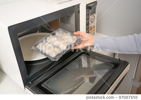 Reheat the frozen siomai in the microwave 97087850