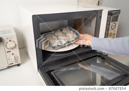 用微波爐重新加熱冷凍的燒賣 97087854