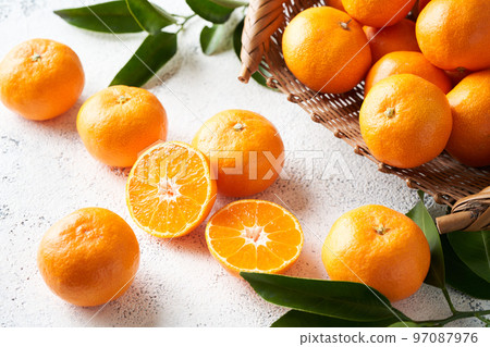 橘子切成兩半 橘子切成兩半 97087976