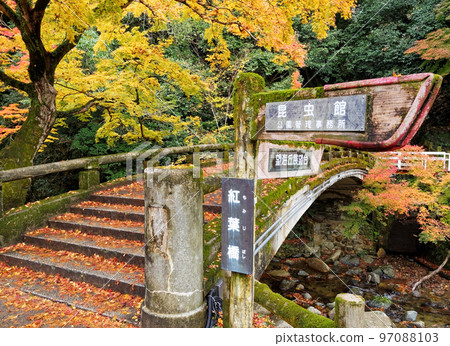 大阪府箕面公園滝道紅葉橋 大阪府箕面公園滝道紅葉橋 97088103