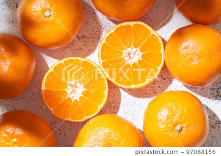 橘子切成兩半 橘子切成兩半 97088156