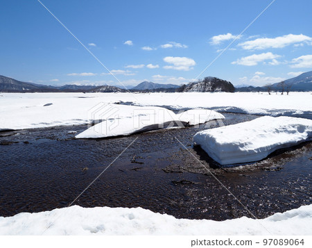 裡磐梯的檜原湖早春。雪原融化了，溪水在陽光下閃閃發亮，與殘存的白雪在藍天映襯下顯得格外美麗。 97089064