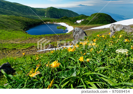鳥海山/美濱黃花菜和鳥海湖/富士山的景色 97089454