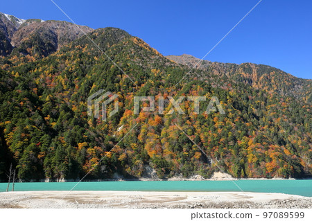 Ichidaira, Omachi, Nagano Prefecture: The bright emerald green leaves of the Takase Dam Regulating Lake and the light snow-capped peaks of the mountains Ichidaira, Omachi, Nagano Prefecture: The bright emerald green leaves of the Takase Dam Regulating Lake and the light snow-capped peaks of the mountains 97089599