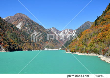 Ichidaira, Omachi, Nagano Prefecture: The bright emerald green leaves of the Takase Dam Regulating Lake and the light snow-capped peaks of the mountains Ichidaira, Omachi, Nagano Prefecture: The bright emerald green leaves of the Takase Dam Regulating Lake and the light snow-capped peaks of the mountains 97089600