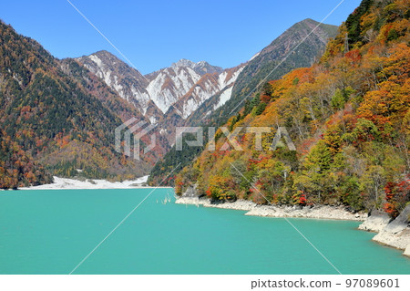 Ichidaira, Omachi, Nagano Prefecture: The bright emerald green leaves of the Takase Dam Regulating Lake and the light snow-capped peaks of the mountains Ichidaira, Omachi, Nagano Prefecture: The bright emerald green leaves of the Takase Dam Regulating Lake and the light snow-capped peaks of the mountains 97089601