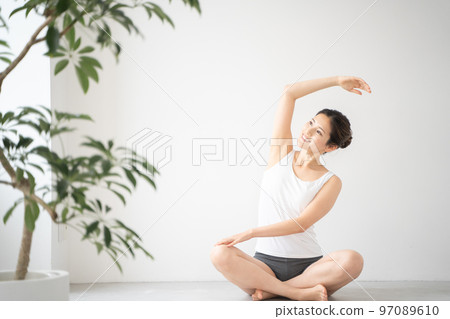 一個女人伸展 97089610