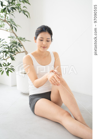 Moxibustion on hands Moxibustion on hands 97090505