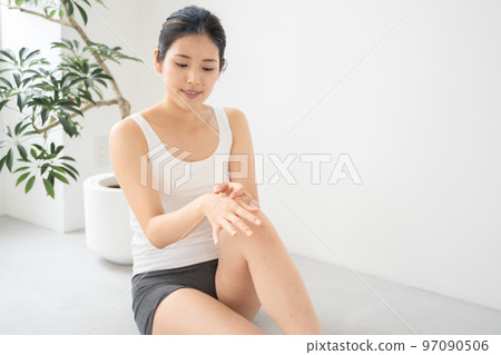 Moxibustion on hands Moxibustion on hands 97090506