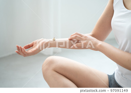 Moxibustion on the wrist Moxibustion on the wrist 97091149