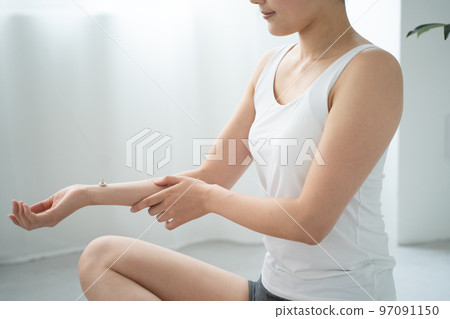 Moxibustion on the wrist 97091150