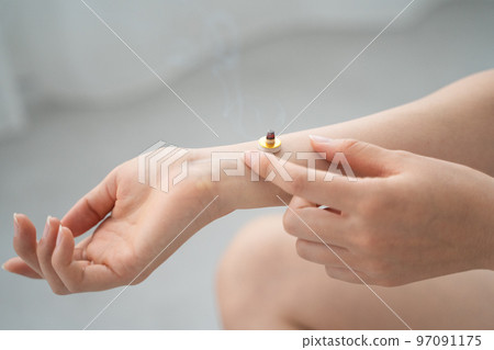 艾灸手腕 97091175