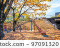 It is the scenery of Shinkoi Bridge Higashizume Park at the westernmost end of Peace Boulevard. Enjoy the city scenery with vivid autumn leaves in the morning. Hiroshima 97091320