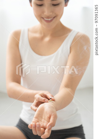 Moxibustion on the wrist 97091365