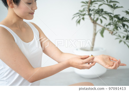 艾灸手腕 97091413