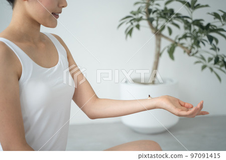 Moxibustion on the wrist Moxibustion on the wrist 97091415