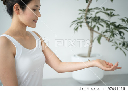 Moxibustion on the wrist Moxibustion on the wrist 97091416