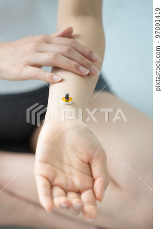Moxibustion on the wrist 97091419