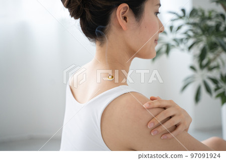 Moxibustion on the shoulder 97091924