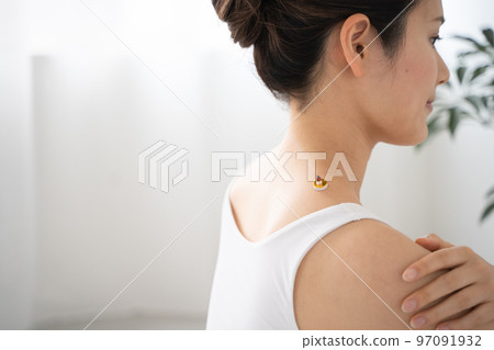 Moxibustion on the shoulder 97091932