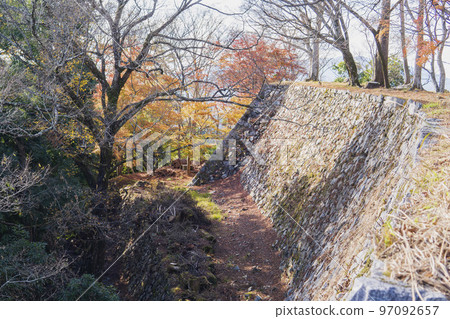 高取城蹟的石牆和紅葉 / 奈良縣 [國家指定史蹟，日本三大山城，日本 100 座名城] 97092657