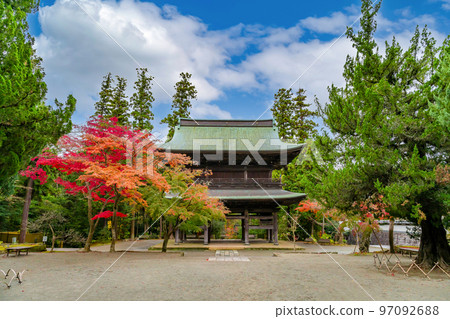 紅葉季節的神奈川縣鎌倉市圓覺寺 97092688