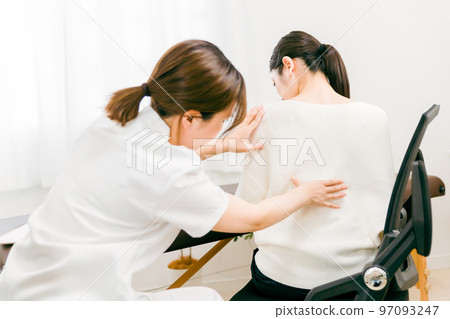 Patients and Asian female doctors, physiotherapists, and nurses receiving treatment for back pain and spinal pain at a hospital 97093247