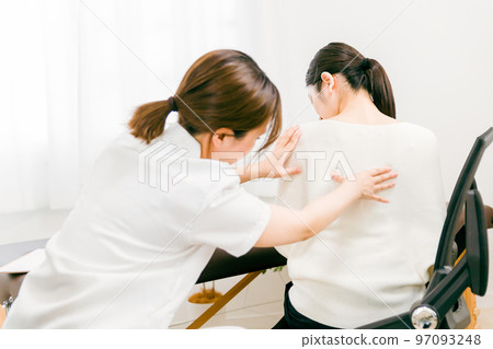 亞洲女醫生、物理治療師、護士和患者在脊椎按摩師或整骨診所接受背痛和脊柱痛治療 亞洲女醫生、物理治療師、護士和患者在脊椎按摩師或整骨診所接受背痛和脊柱痛治療 97093248