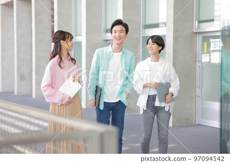 Business person men and women heading to a meeting_1 Business person men and women heading to a meeting_1 97094542